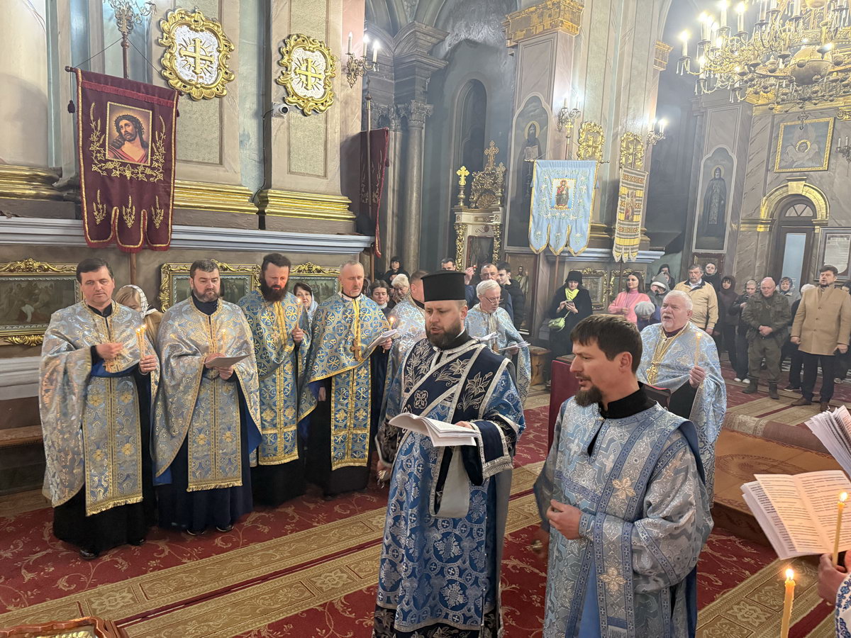 Рання з читанням акафіста Пресвятій Богородиці