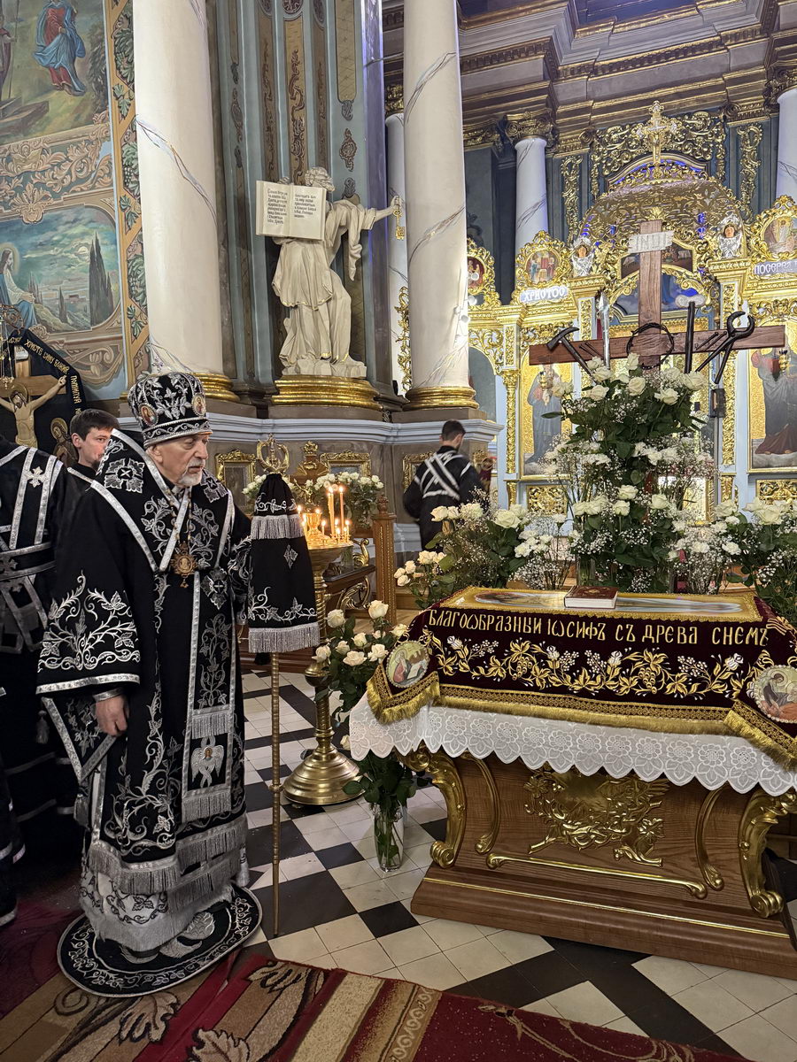 Митрополит Андрій звершив вечірню з чином виносу Плащаниці